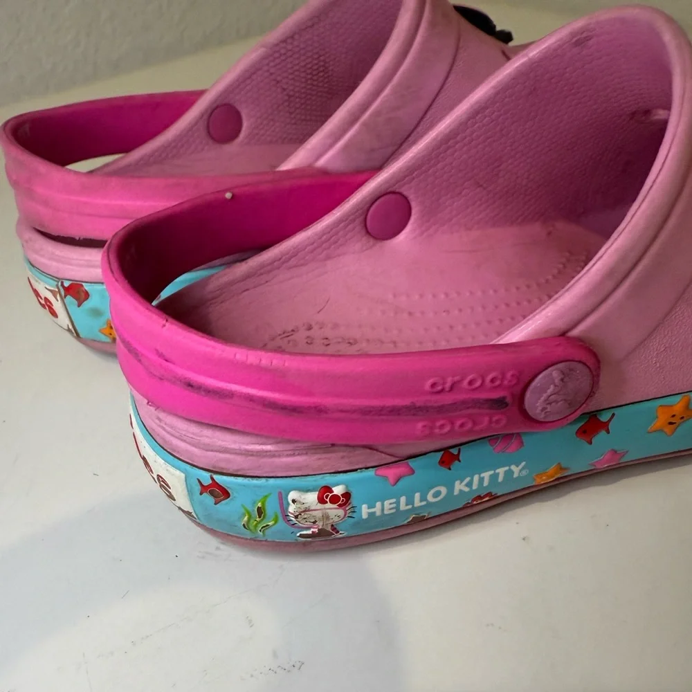CROCS Hello Kitty Kids Pink and Turquoise Seashells with Sanrio Jibbitz 12-13